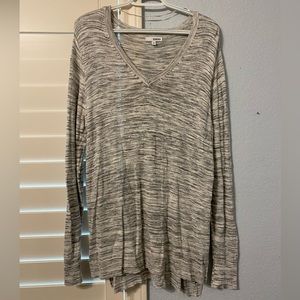V-neck long sleeve shirt